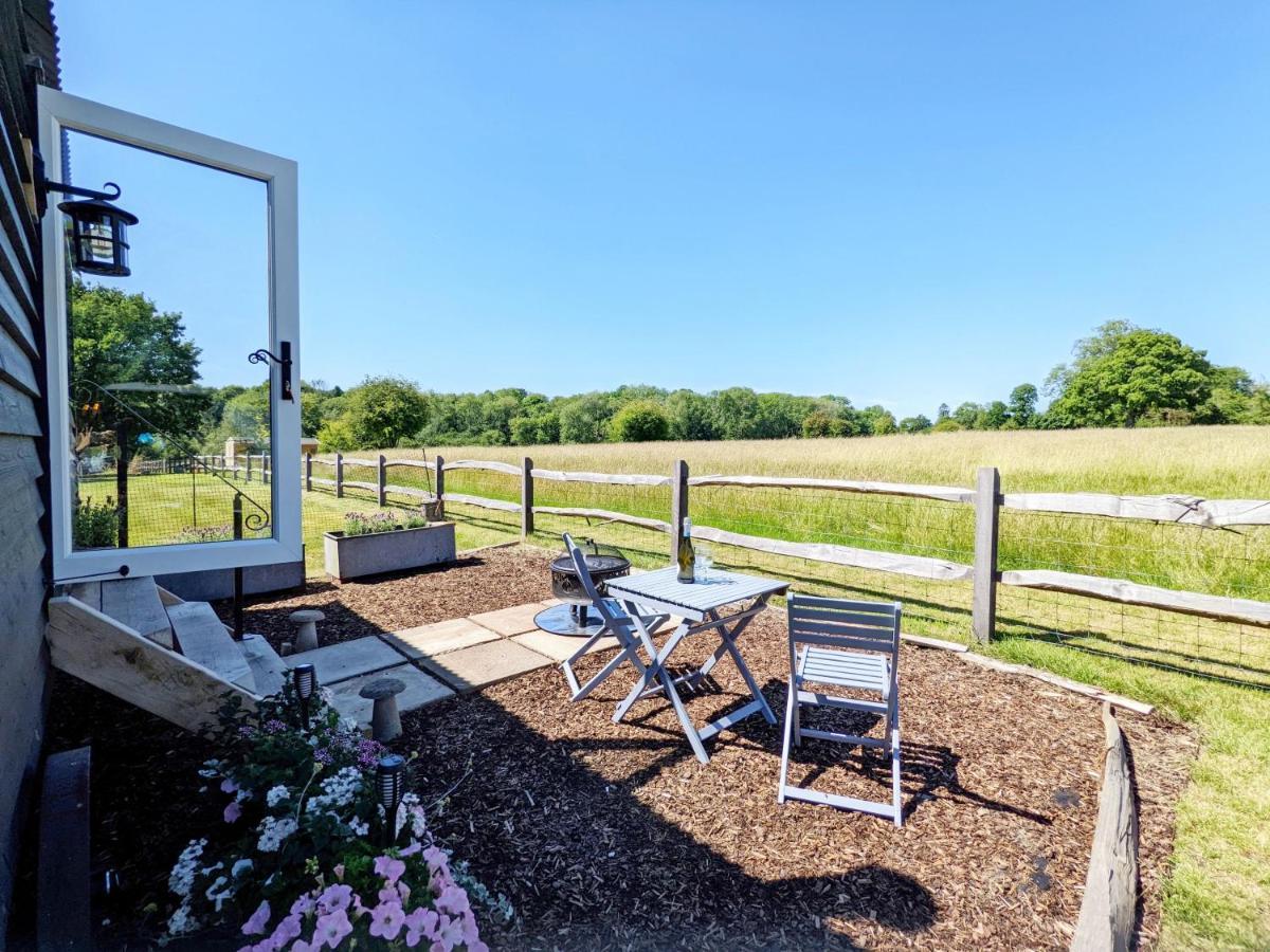 Crabden Shepherd Hut - Blendworth Villa Уотърлувил Екстериор снимка